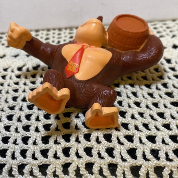 Donkey Kong toy with mobile arm and tie with DK - Picture 7 of 7